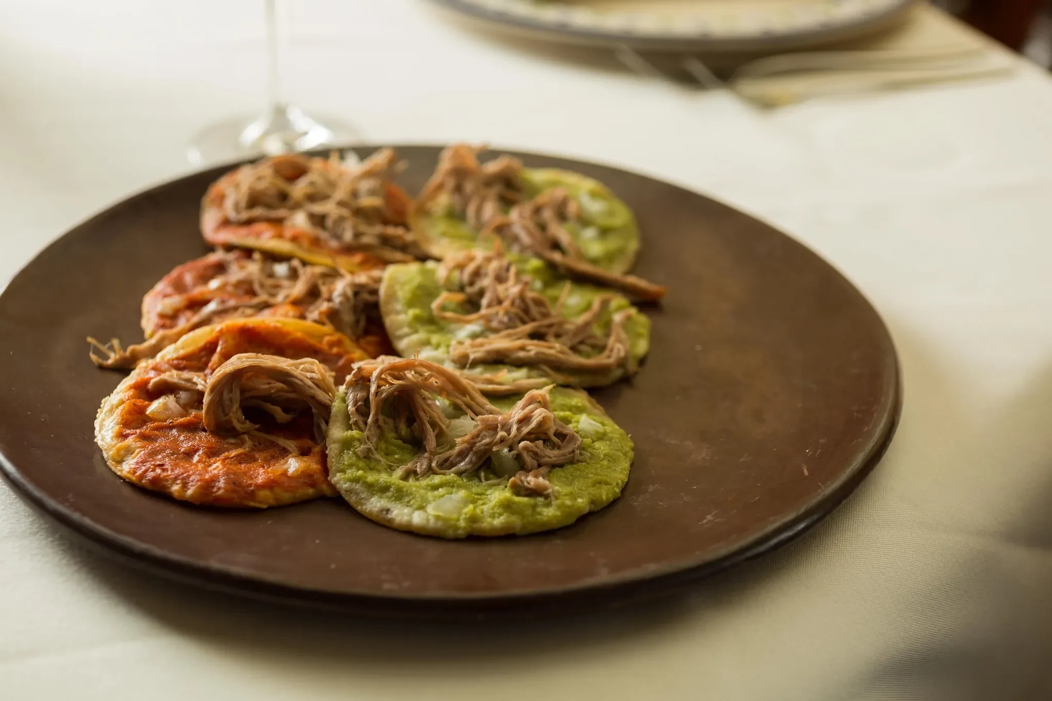Chalupas poblanas de salsa roja y verde con carne deshebrada