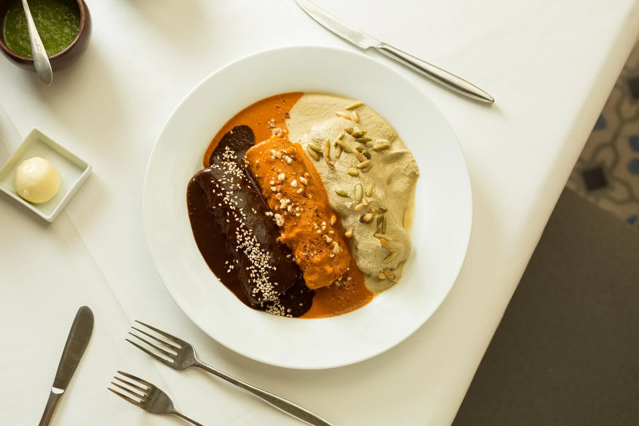 Enchiladas bañadas en tres moles de distintos colores